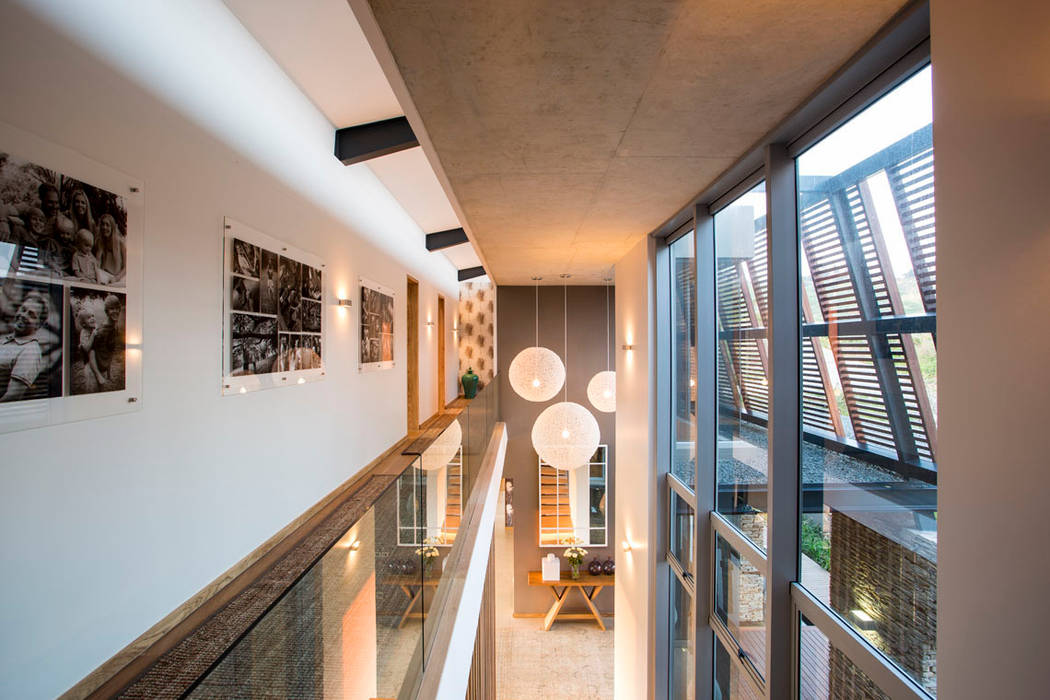 Albizia House, Metropole Architects - South Africa Metropole Architects - South Africa Pasillos, vestíbulos y escaleras de estilo moderno