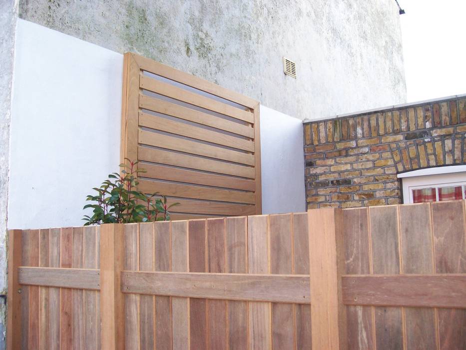 Contemporary screening , fencing & wall panels: Modern screening options in a high quality hardwood , Paul Newman Landscapes Paul Newman Landscapes Modern garden