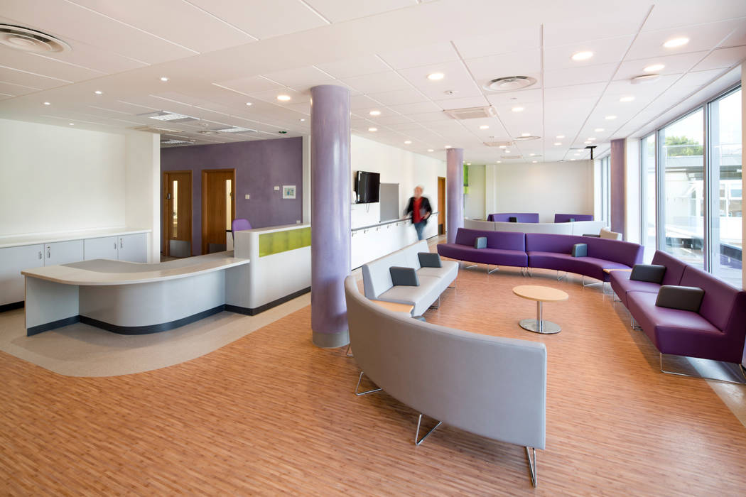 New Build, NHS Hospital - Emergency Department & Day Surgery Unit , Koubou Interiors Koubou Interiors Espaços comerciais