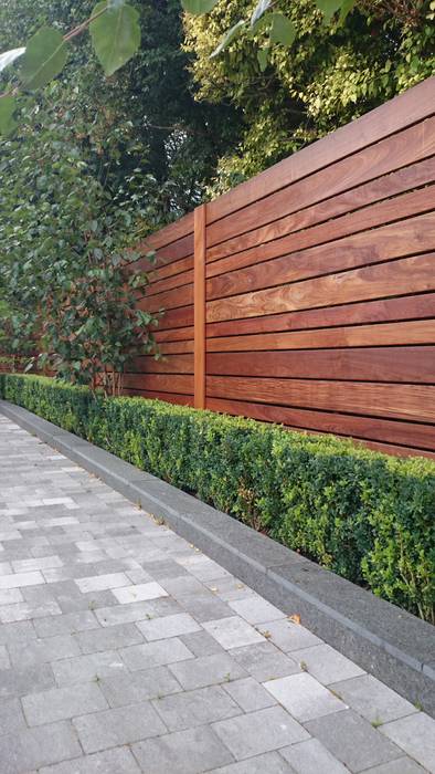 Contemporary screening , fencing & wall panels: Modern screening options in a high quality hardwood , Paul Newman Landscapes Paul Newman Landscapes Taman Modern