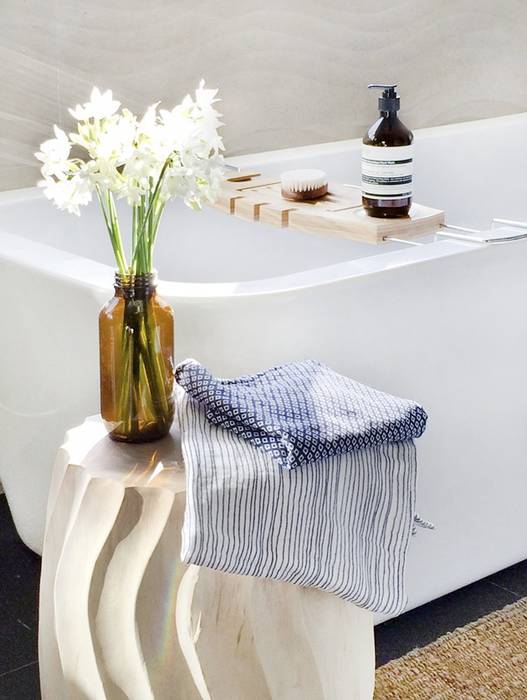 Baño con toallas japonesas y accesorios de madera y cristal chicdeco