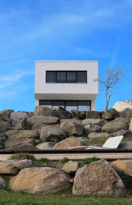 Haus N14, Erwin Becker Architekt BDA Erwin Becker Architekt BDA Moderne Häuser Himmel,Wolke,Blau,Fenster,Grundgestein,Grundstück,Anlage,Gebäude,Landschaft,Baum