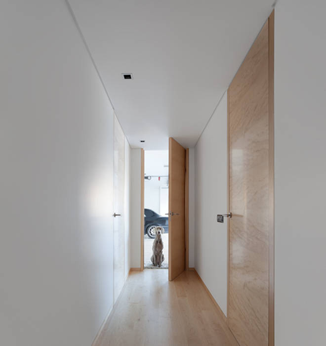 CASA XIEIRA II, A2+ ARQUITECTOS A2+ ARQUITECTOS Corredores, halls e escadas modernos Derivados de madeira Transparente