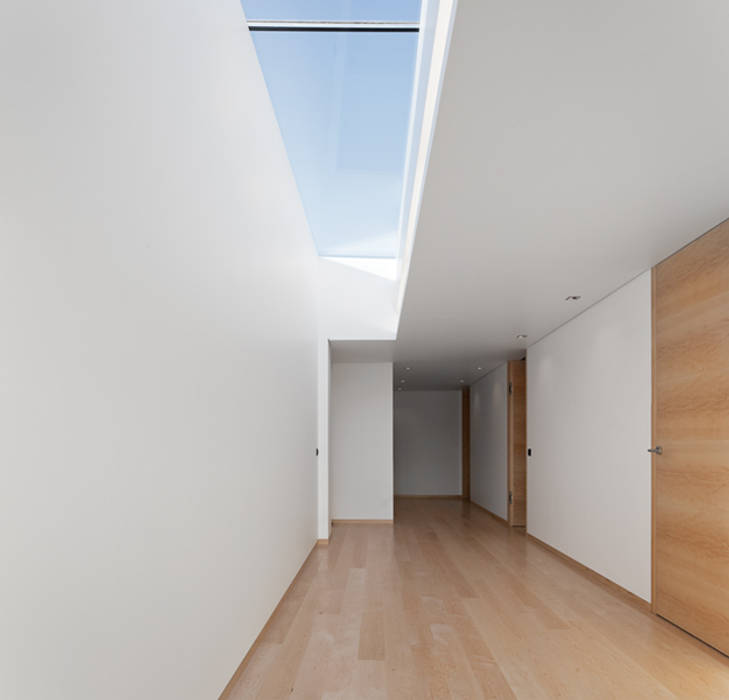 XIEIRA HOUSE II, A2+ ARQUITECTOS A2+ ARQUITECTOS Modern Corridor, Hallway and Staircase Engineered Wood Transparent