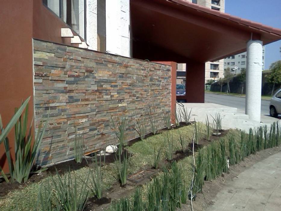 Fuente con caída de agua en muro llorón CESAR MONCADA SALAZAR (L2M ARQUITECTOS S DE RL DE CV) Balcones y terrazas modernos residencia en interlomas