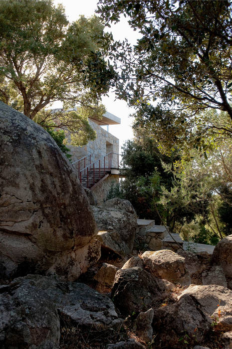 Le granit naturel du site Vezzoni Associés Maisons méditerranéennes Communauté végétale,Immeuble,Fenêtre,Plante,Ciel,Substrat rocheux,Arbre,loger,Paysage naturel,Paysage