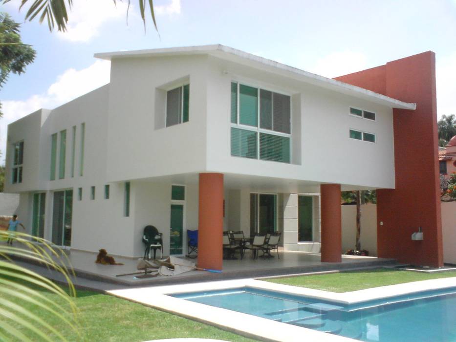 Vista desde el jardín CESAR MONCADA SALAZAR (L2M ARQUITECTOS S DE RL DE CV) Albercas modernas Casa en Cuernavaca