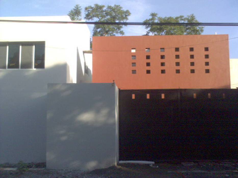 Acceso Garage CESAR MONCADA SALAZAR (L2M ARQUITECTOS S DE RL DE CV) Garajes modernos Residencia en Cuernavaca