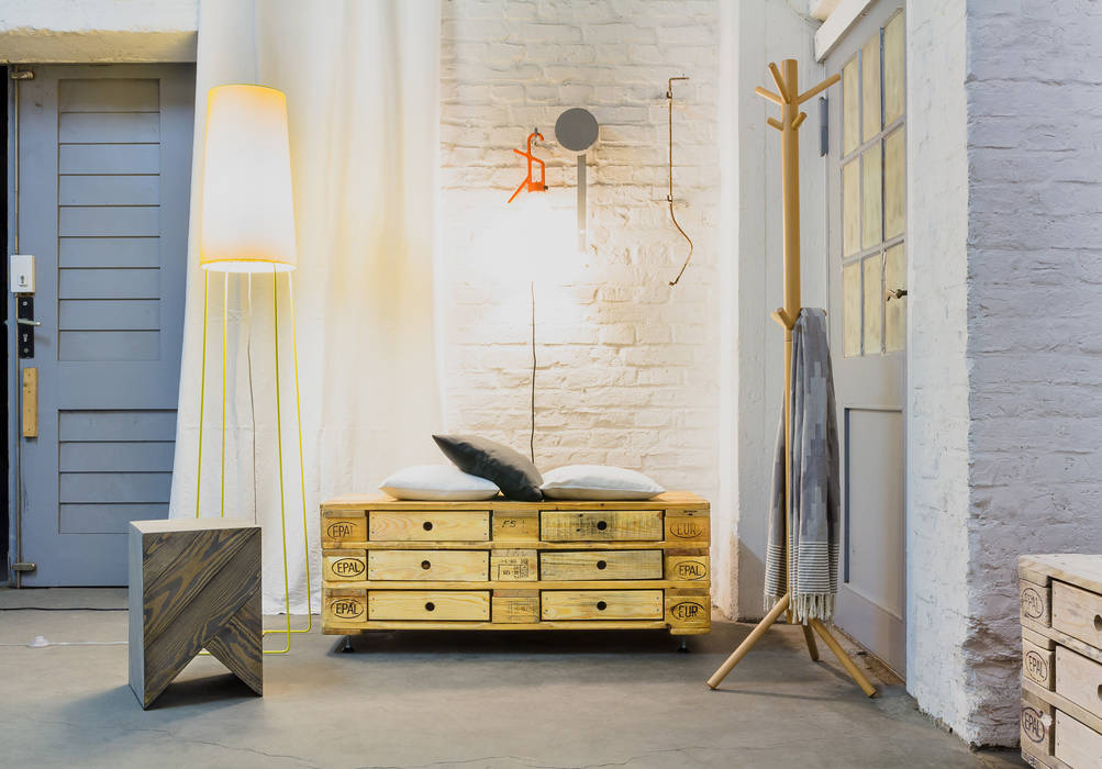 homify Industriële woonkamers Kasten & dressoirs