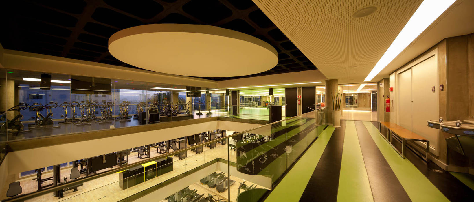 Academia Edge Life Sports, Betty Birger Arquitetura & Design Betty Birger Arquitetura & Design Salle de sport moderne