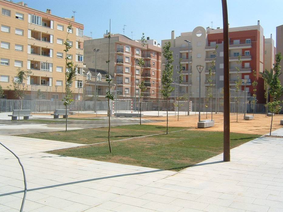 PLAZA PÚBLICA Y CAFETERÍA, NUÑO ARQUITECTURA NUÑO ARQUITECTURA Jardines de estilo moderno Cielo,Edificio,Tiempo de día,Propiedad,Ventana,Planta,Casa,Diseño urbano,Superficie de la carretera,Arquitectura