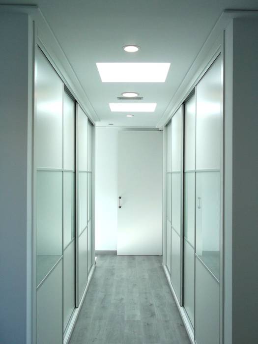 VESTIDOR NUÑO ARQUITECTURA Vestidores de estilo moderno Accesorio,Diseño de interiores,Piso,Línea,Piso,Techo,Simetría,Puerta,Vidrio,Rectángulo