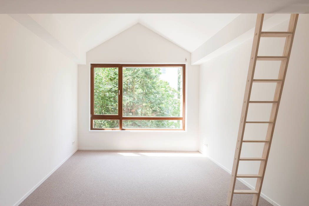 Ausblick Kinderzimmer in_design architektur Moderne Fenster & Türen Fenster,Gebäude,Befestigung,Holz,Bodenbelag,Halle,Umhauen,Rechteck,Hartholz,Schatten