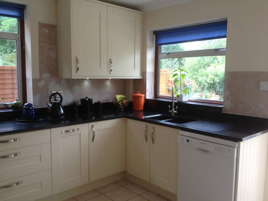 Cream Shaker With Black Granite Worktops Clic By Henley Mckay Cream Shaker With Black Granite