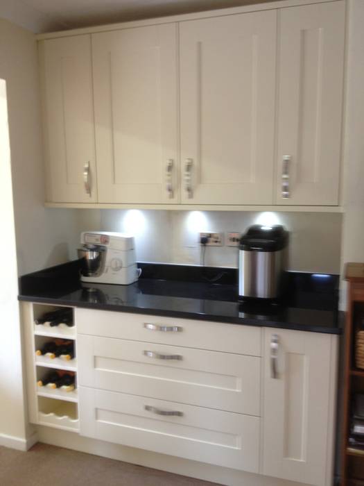 Cream shaker with black granite worktops, Henley McKay Kitchens Henley McKay Kitchens Classic style kitchen Cabinets & shelves