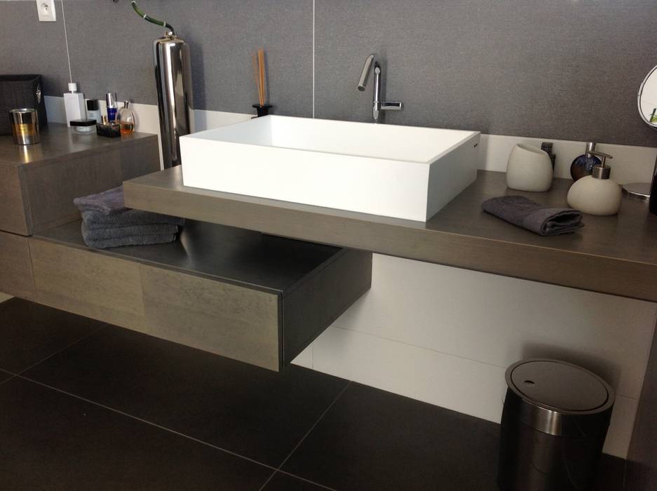 Salle de bain en chêne teinté gris, Myriam Galibert Amenagement Myriam Galibert Amenagement Minimalist style bathroom