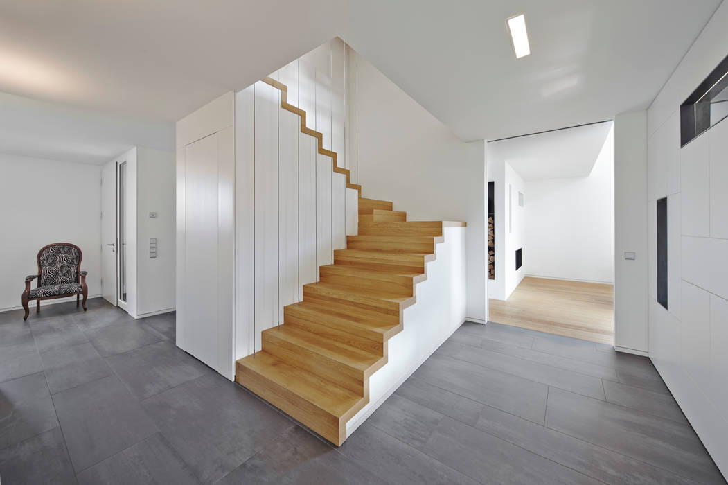 Einfamilienhaus in Niedrigenergiebauweise, Bruck + Weckerle Architekten Bruck + Weckerle Architekten Modern corridor, hallway & stairs