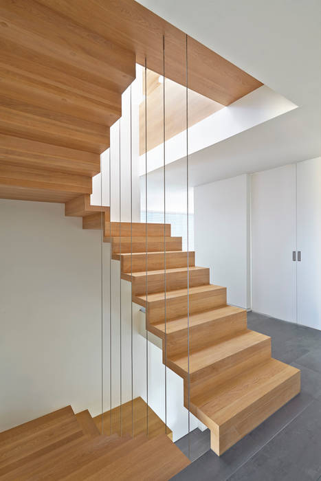 Einfamilienhaus in Niedrigenergiebauweise, Bruck + Weckerle Architekten Bruck + Weckerle Architekten Modern corridor, hallway & stairs
