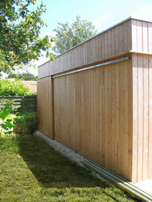 Extension en bois - façade coulissante MXC ARCHITECTES Maisons modernes Plante,Ciel,Bois,Ombre,Terrain,Architecture,Rectangle,Matériau composite,Clôture à domicile,Tache de bois