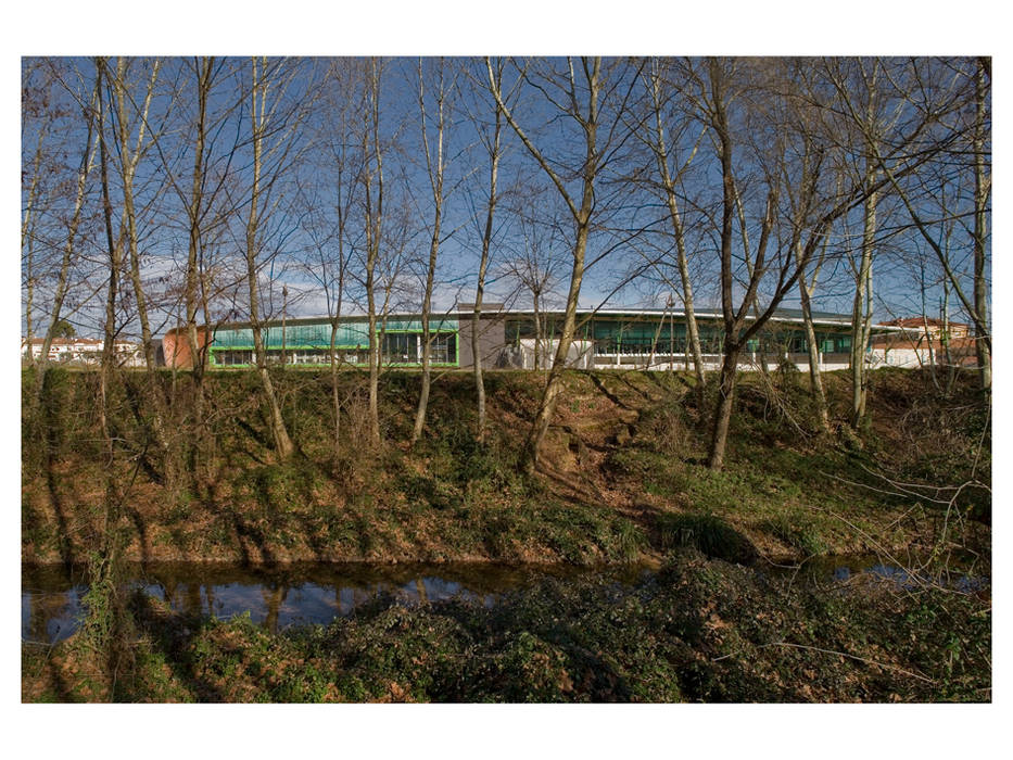 Instalación deportiva municipal en Santa Coloma de Farners, Pallejà-León Arquitectes SLP Pallejà-León Arquitectes SLP 泳池