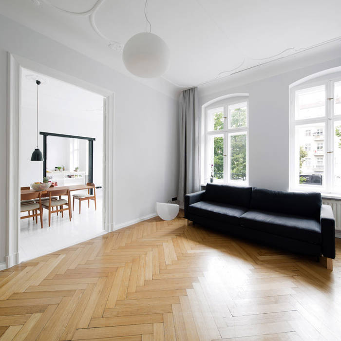 A Spacious Apartment in Prenzlauer Berg, lifelife GmbH lifelife GmbH ห้องนั่งเล่น