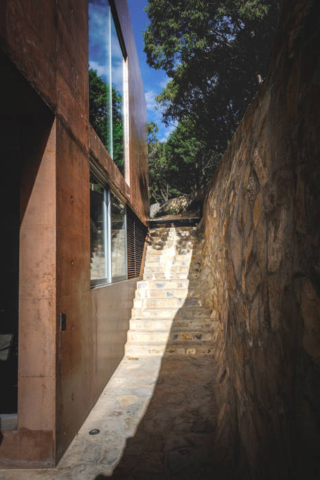 Casa Narigua , P+0 Arquitectura P+0 Arquitectura Pasillos, vestíbulos y escaleras rústicos