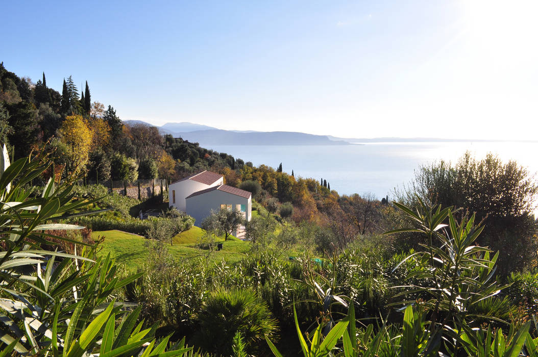 CASA OLEARIA PAIGLE . LAGO DI GARDA, brandl architekten . bda brandl architekten . bda ミニマルな 家