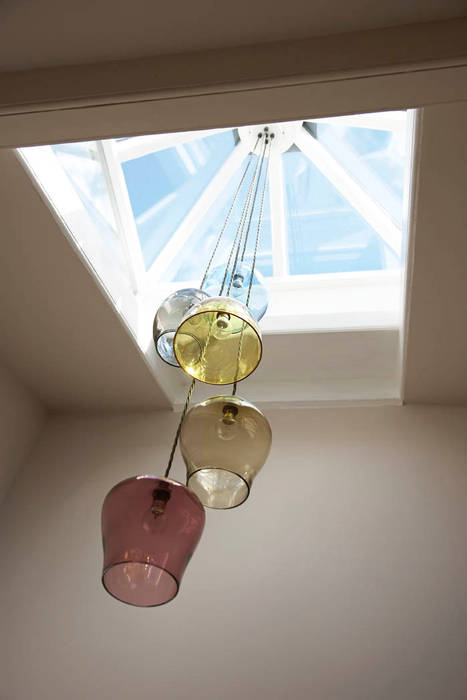 Bespoke glass chandelier suspended from a central skylight Concept Interior Design & Decoration Ltd Eklektyczny korytarz, przedpokój i schody Oświetlenie