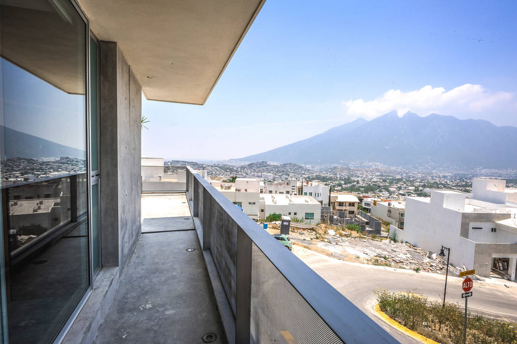 IPE HOUSE, P+0 Arquitectura P+0 Arquitectura Moderner Balkon, Veranda & Terrasse