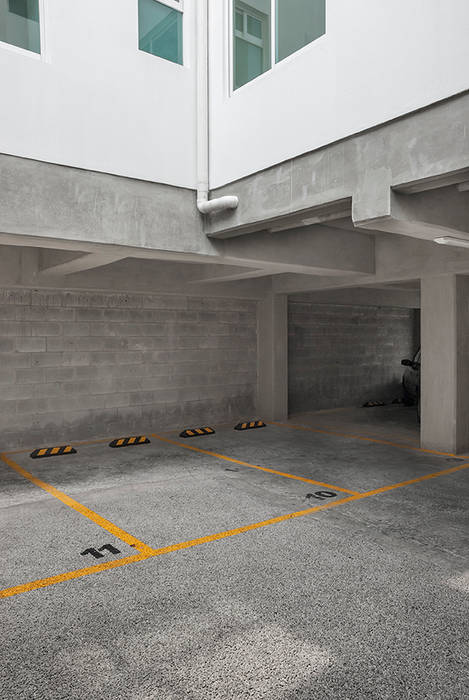 Estacionamiento en planta baja RECON Arquitectura Casas modernas