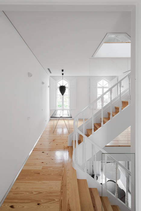 The Three Cusps Chalet, Tiago do Vale Arquitectos Tiago do Vale Arquitectos Eclectic style corridor, hallway & stairs