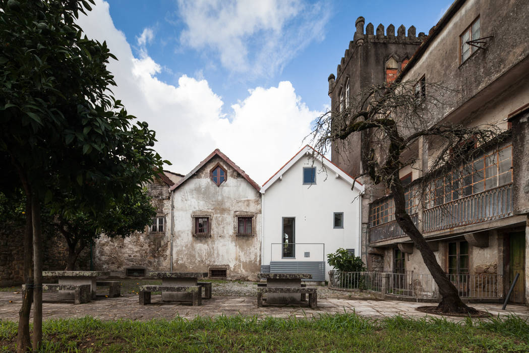 The Three Cusps Chalet, Tiago do Vale Arquitectos Tiago do Vale Arquitectos Дома в эклектичном стиле