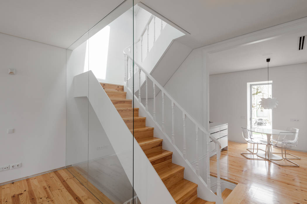 The Three Cusps Chalet, Tiago do Vale Arquitectos Tiago do Vale Arquitectos Eclectic style corridor, hallway & stairs