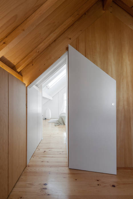 The Three Cusps Chalet, Tiago do Vale Arquitectos Tiago do Vale Arquitectos Eclectic style dressing room