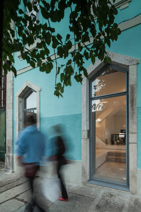 The Three Cusps Chalet Eklektik Pencere & Kapılar Tiago do Vale Arquitectos Eklektik