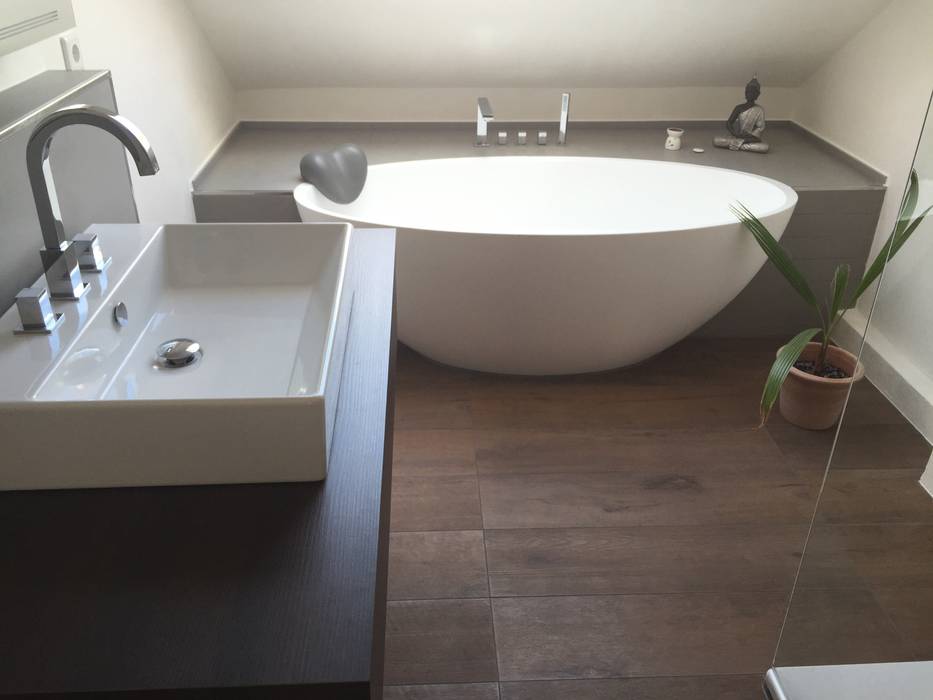 Einbau einer freistehenden Badewanne , Badeloft - Badewannen und Waschbecken aus Mineralguss und Marmor Badeloft - Badewannen und Waschbecken aus Mineralguss und Marmor Modern style bathrooms