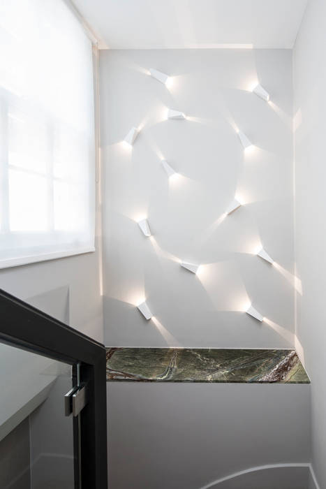 Eaton Mews North - Accent Lighting Roselind Wilson Design Casas estilo moderno: ideas, arquitectura e imágenes staircase,luxury,hallway,modern,lights,inteiror design