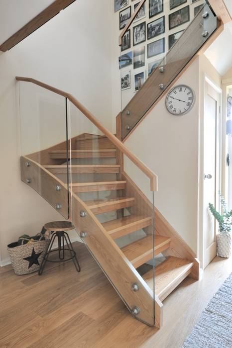 THE LEWINGTON FAMILY, Jarrods Bespoke Staircases Jarrods Bespoke Staircases Modern Corridor, Hallway and Staircase