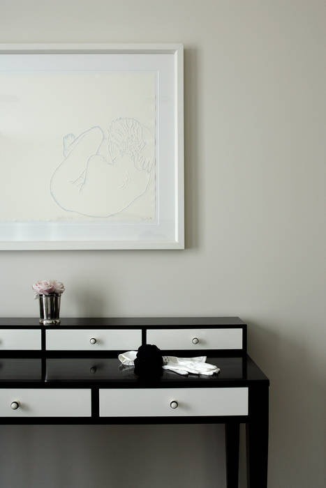 Furniture and Artwork Roselind Wilson Design Chambre classique dressing table,black and white,flowers,wall art