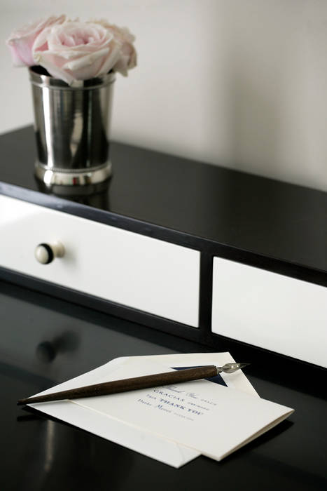 Details Roselind Wilson Design Cuartos de estilo clásico dressing table,black and white,bedroom