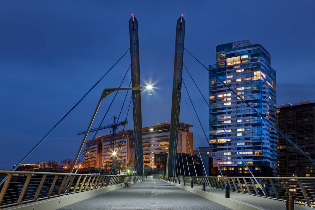 Puente Vidalta Serrano+ Paredes y pisos de estilo moderno