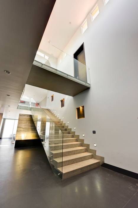 Residencia El Coto, Excelencia en Diseño Excelencia en Diseño Minimalist corridor, hallway & stairs