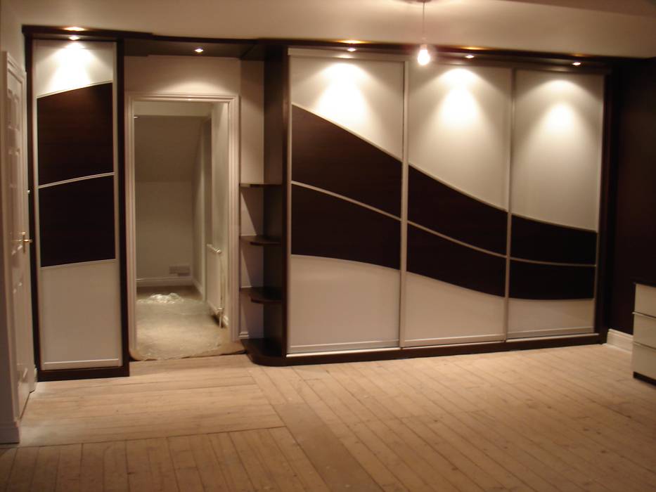 Chocolate wave sliding wardrobe doors, Sliding Wardrobes World Ltd Sliding Wardrobes World Ltd BedroomWardrobes & closets