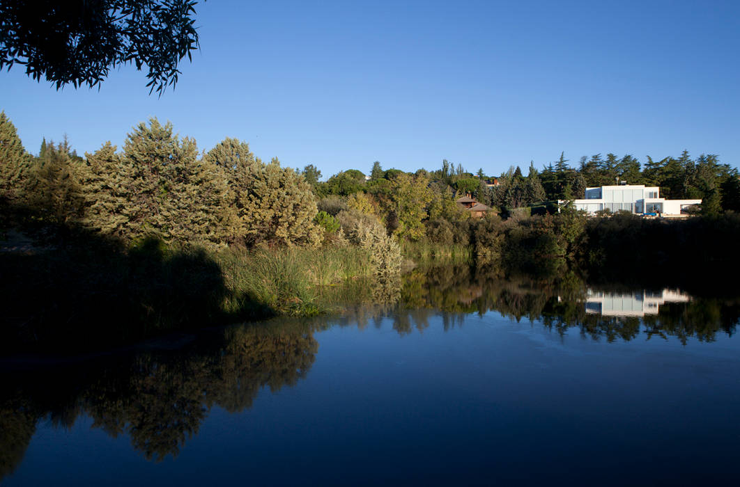 CASA EN EL LAGO LOS PEÑASCALES, POMBO ESTUDIO POMBO ESTUDIO Espacios