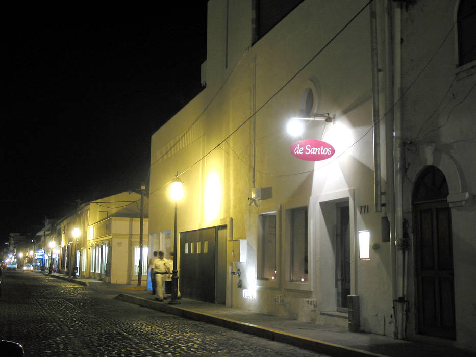 Fachada por calle Hidalgo, que incluye el restaurante preexistente Taller Luis Esquinca Centros comerciales de estilo minimalista Bares y discotecas