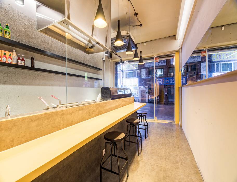 화곡동 튀김에 꼬치다., 고공디자인 고공디자인 Sala da pranzo in stile rustico