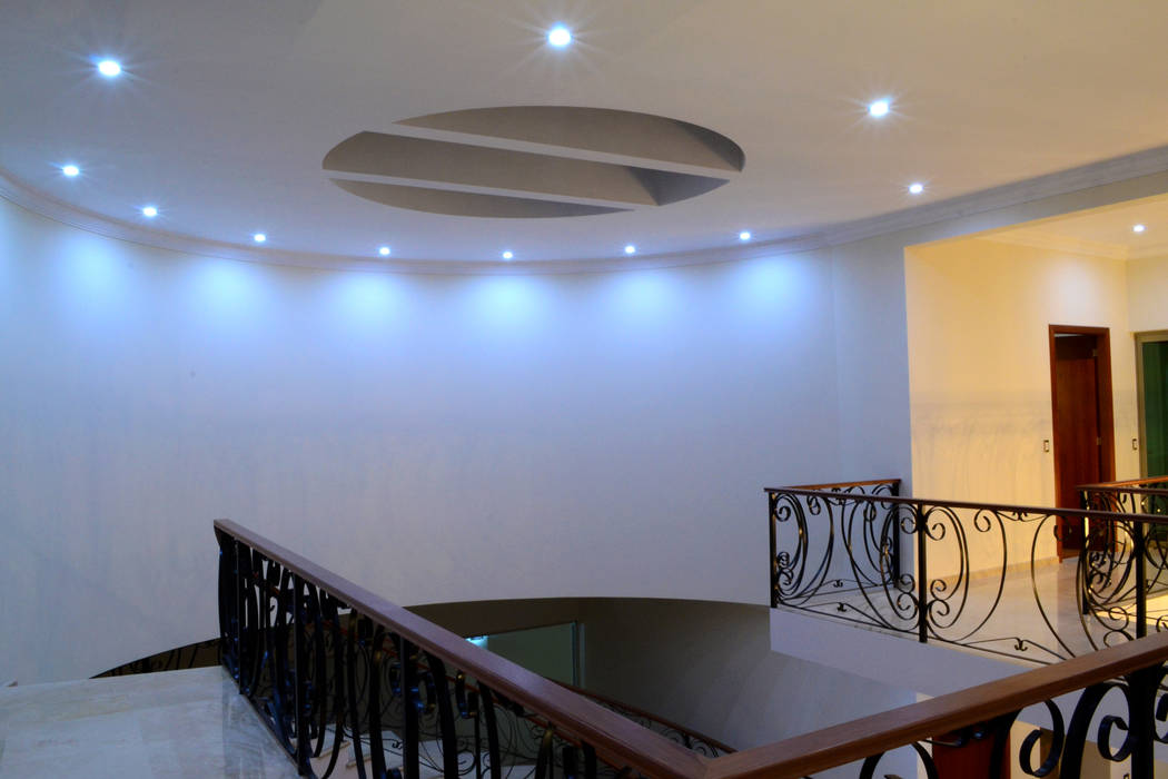 Casa Colomos, Excelencia en Diseño Excelencia en Diseño クラシカルスタイルの 玄関&廊下&階段