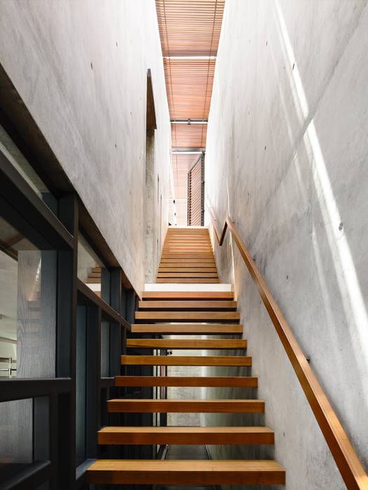 Well of Light, HYLA Architects HYLA Architects Modern corridor, hallway & stairs