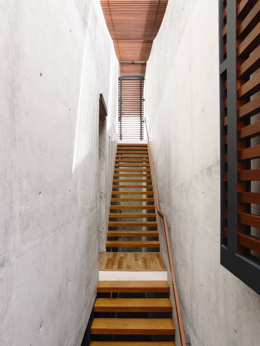 Well of Light, HYLA Architects HYLA Architects Modern corridor, hallway & stairs