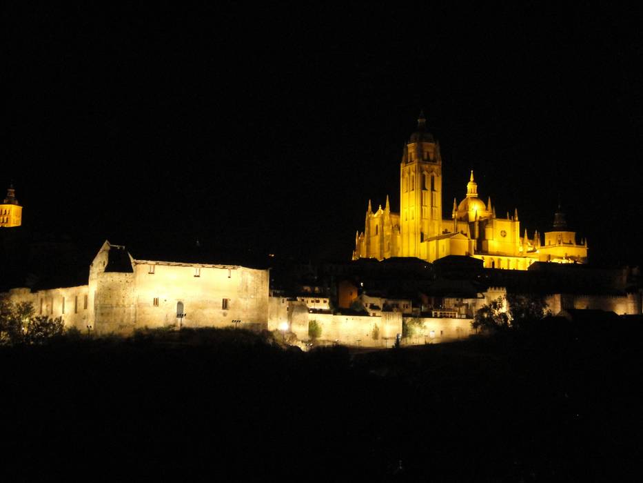 Iluminación muralla sur, Segovia, Ear arquitectura Ear arquitectura Espacios comerciales